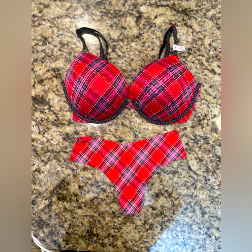Victoria's Secret BRAND NEW 
Sexy Tee Smooth Push-Up Bra and Thong Panty